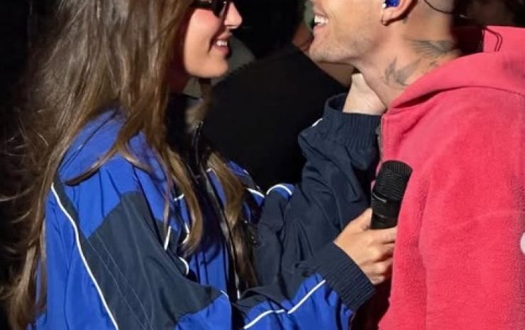 Un beso bajo las estrellas: Hailey Bieber celebra el triunfo de Justin en Coachella